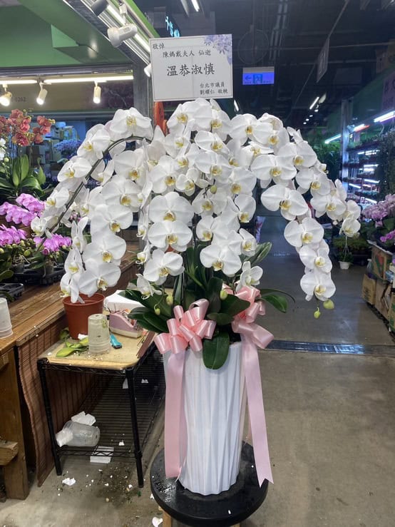 夫人靈堂高雅蘭花